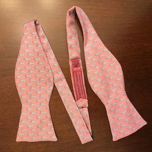 Vineyard Vines Footprint Bow Tie